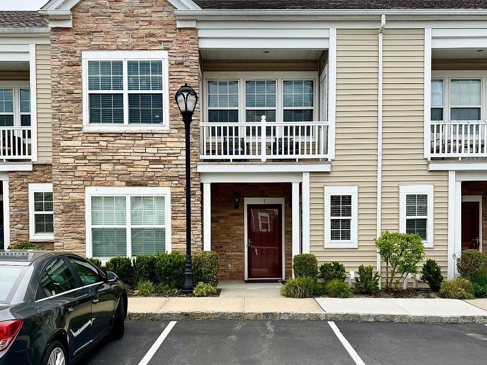 1st image of 8 Wexford Ln #1