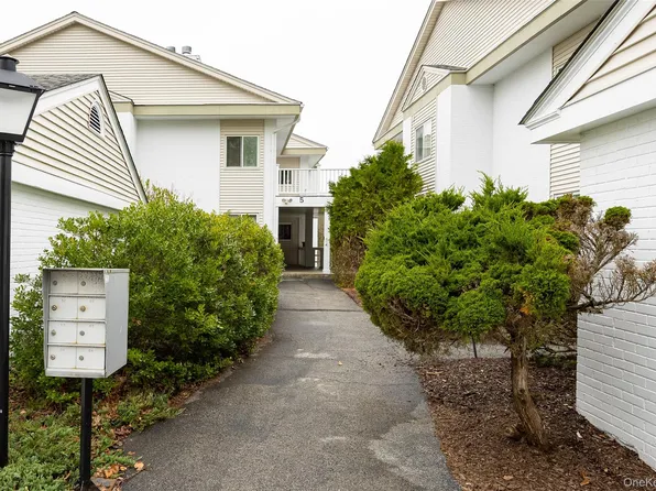 54 Bennett Cmn, Millbrook, NY 12545