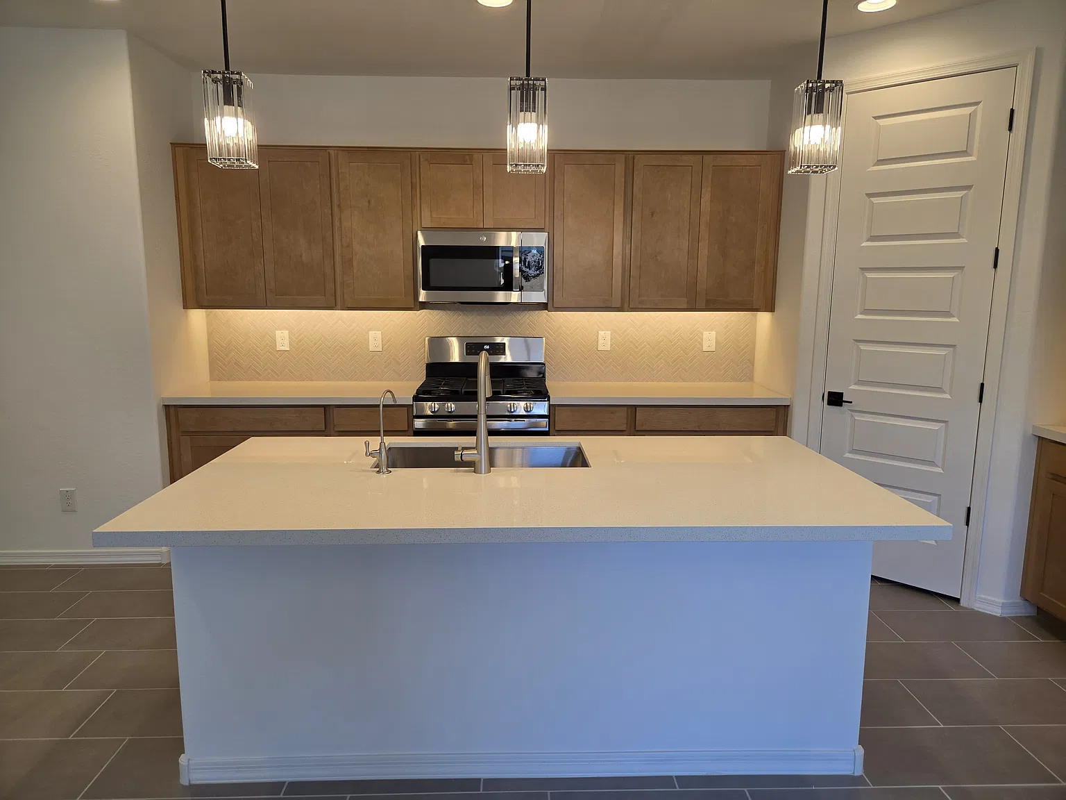 3 bed, 1659 sqft, $2,399 — Photo 4