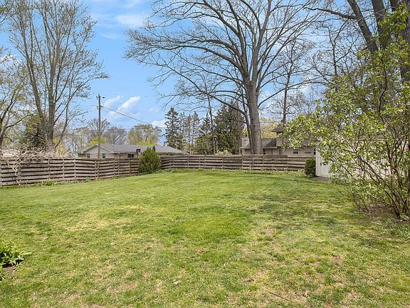 3rd image of 58424 Oakwood Ct