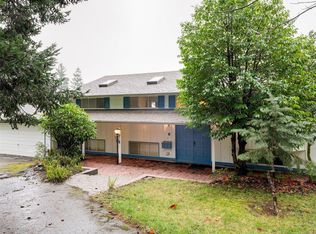 2202 Arbutus Rd, Saanich, BC V8N 1V3