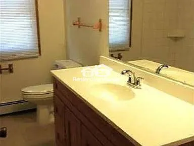1047 Thorndale Ave — Photo 5