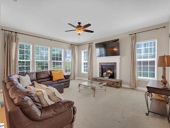 5th image of 407 Algonquin Trl