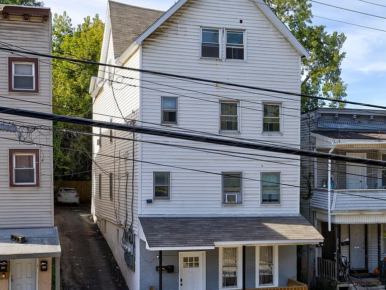 578 Crane St #4 — Photo 8