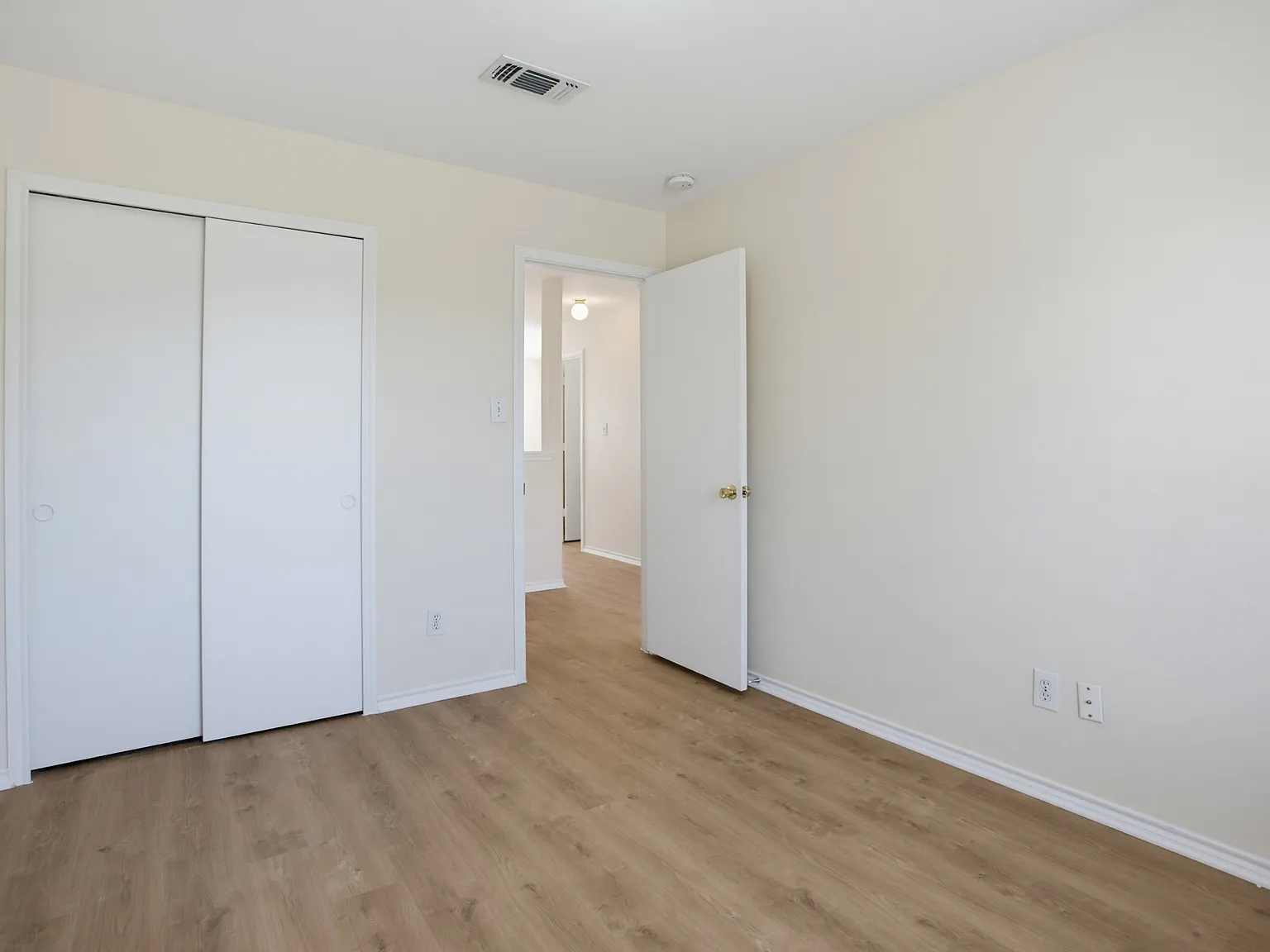 3 bed, 2.5 bath, 2021 sqft, $1,625 — Photo 2