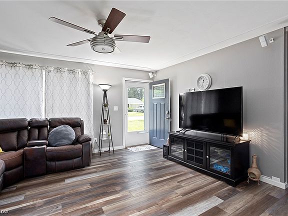 4th image of 1032 Oakwood Dr