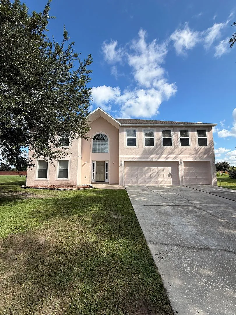 Spacious 6-Bedroom Home with Loft & 3-Car Garage — Photo 1