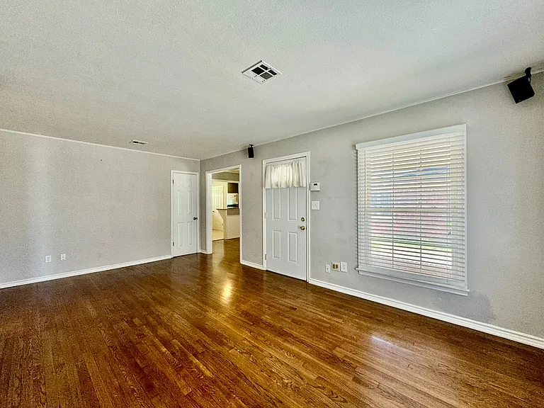 9519 Stratford Dr — Photo 3