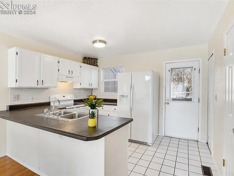 1920 Giltshire Dr — Photo 5