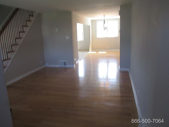 3rd image of 2042 Devereaux Ave