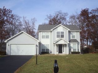 916 Victoria Dr, Island Lake, IL 60042
