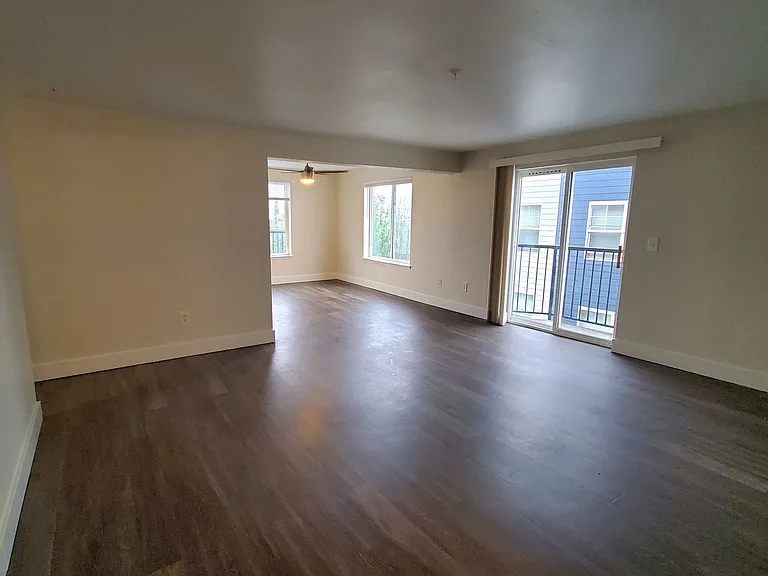 411 10th Ave — Photo 28