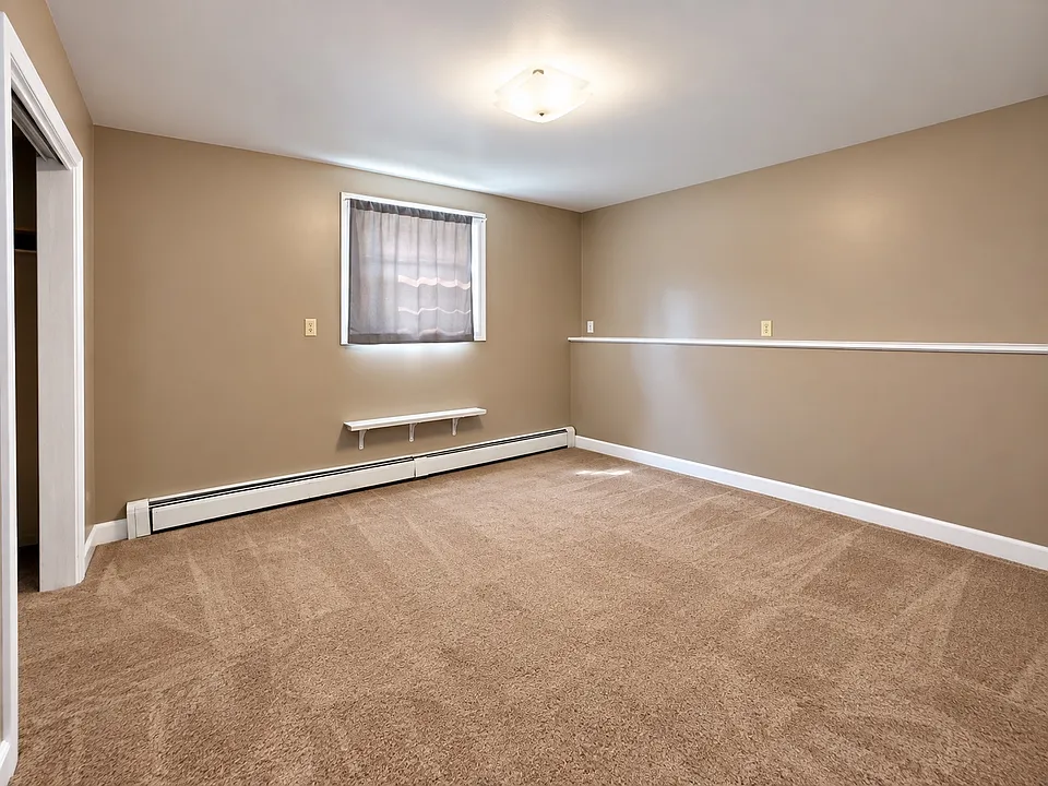 1325 Fox River Dr