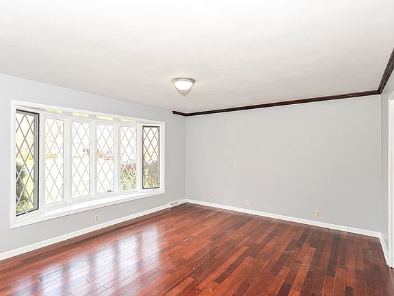 5th image of 7043 Laurel Dr