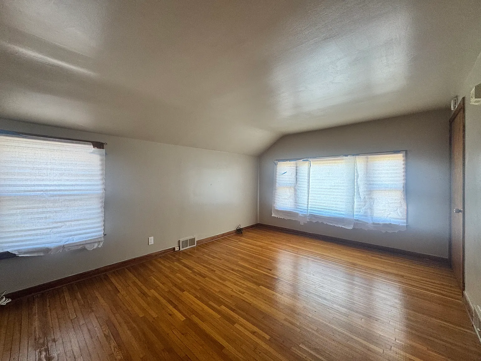 2 bed, 864 sqft, $1,350 — Photo 2
