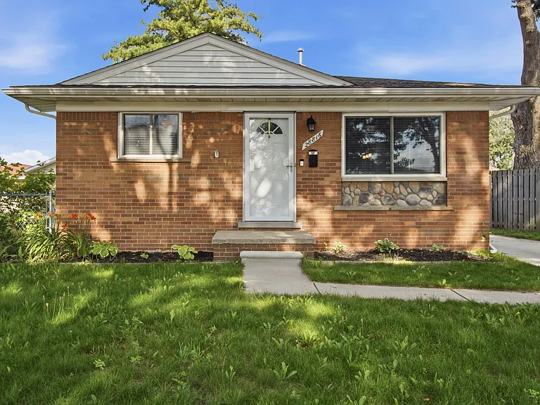 28816 Groveland St — Photo 3