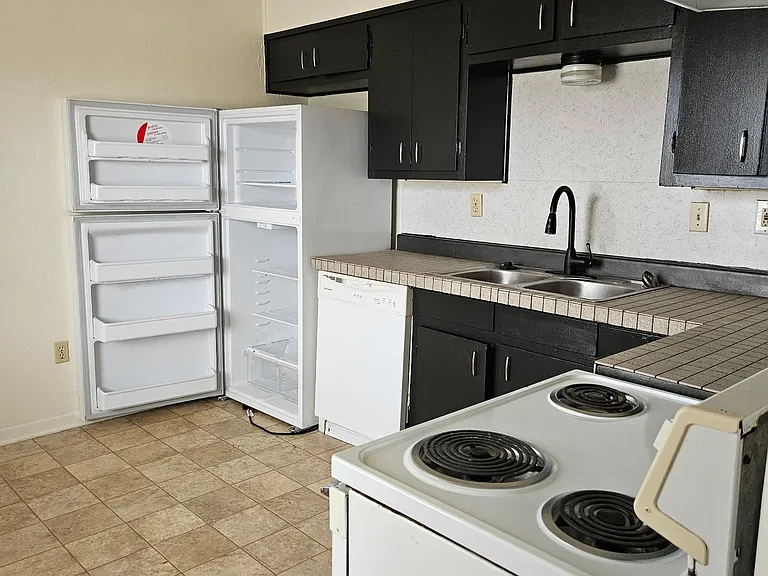 102 E Avenue A #7 — Photo 9