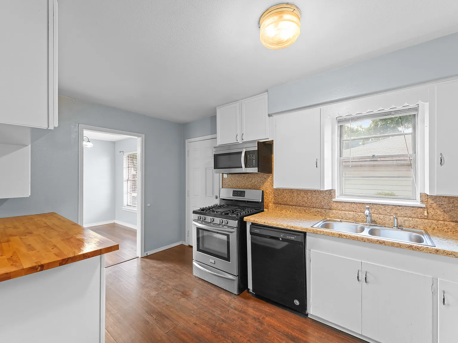 3 bed, 1242 sqft, $1,850 — Photo 3