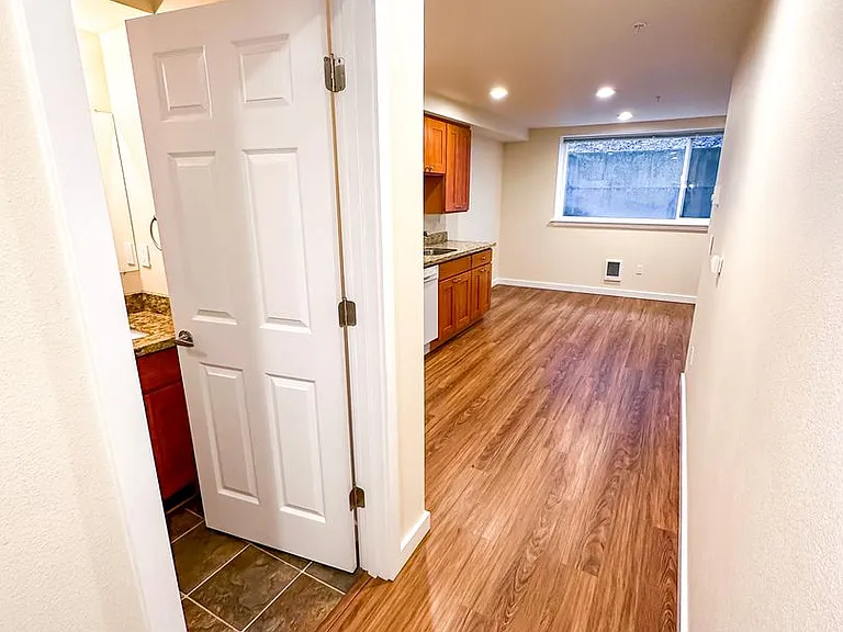 515 East Denny Apartments — Photo 16