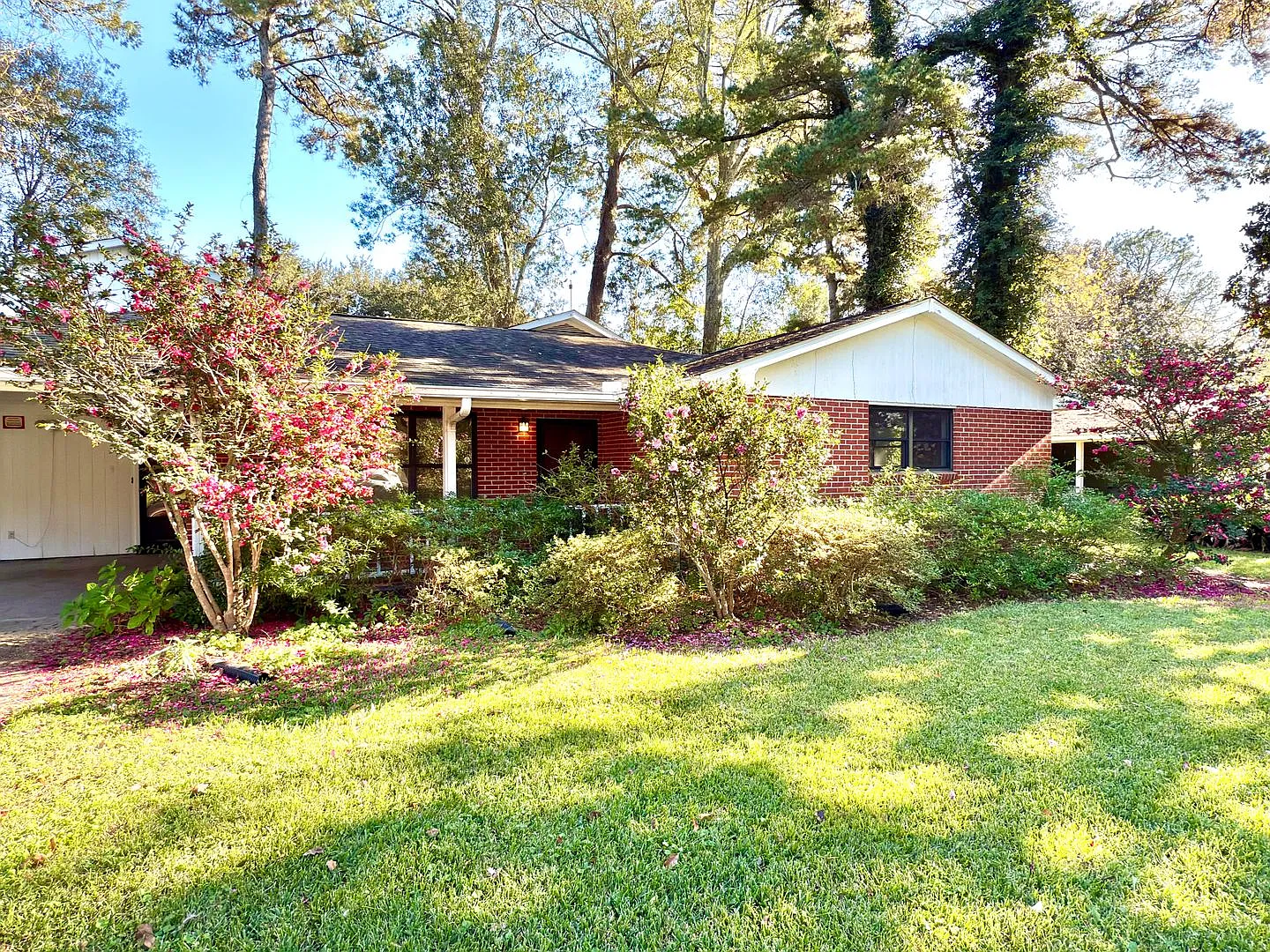 Spacious 5 Bedroom, 2.5 Bath Home with Whole-House Generator in Baton Rouge! — Photo 2