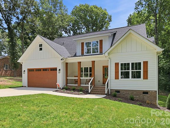 3rd image of 1004 E Sandy Ridge Rd