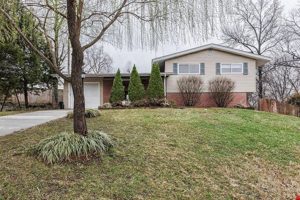 3 bed, 1260 sqft, $2,100 — Photo 1