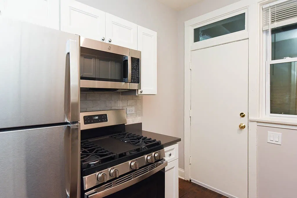 Charming 1 Bed, 1 Bath at Racine + Lawrence (Uptown) — Photo 2