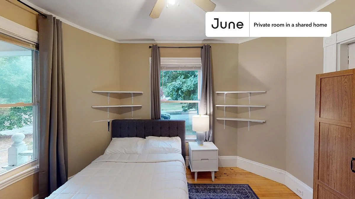 Full bedroom in 6 bed/2 bath home in Brighton #1301 A — Photo 2