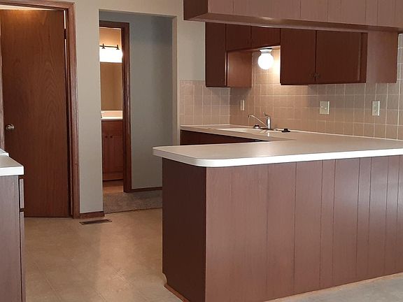 Full kitchen w/island and pantry