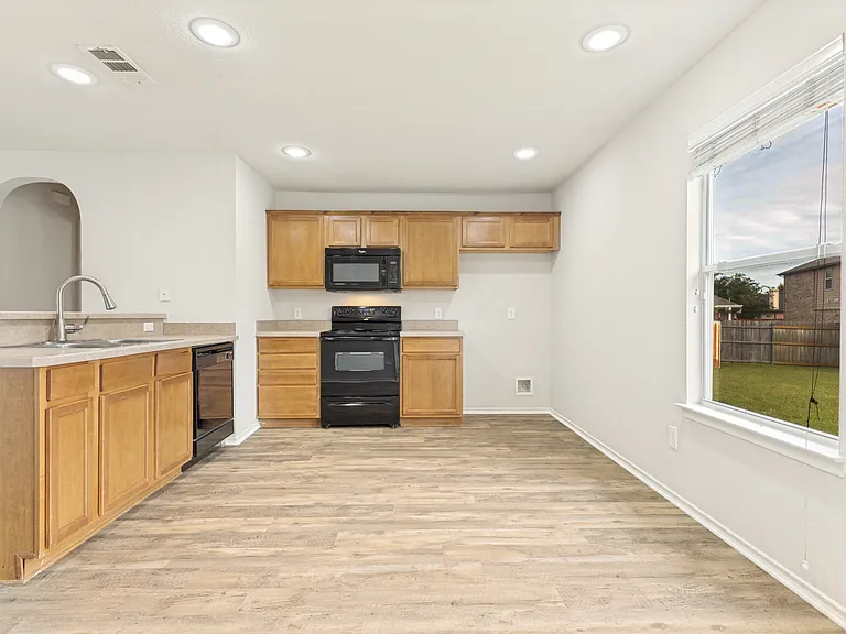 556 Winbridge Ln — Photo 8
