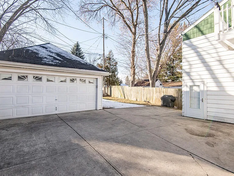 2615 N Wauwatosa Ave — Photo 17
