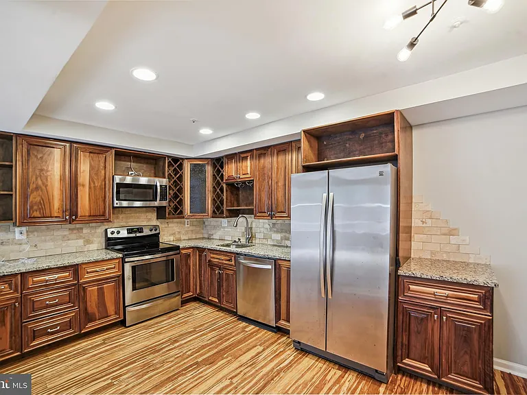 19 Harbor Tree Ct — Photo 3