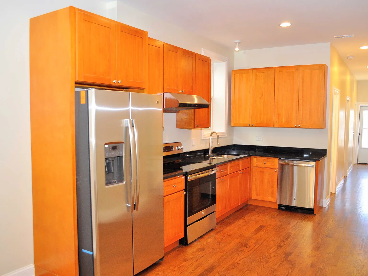 3 bed, 1000 sqft, $1,900 — Photo 1