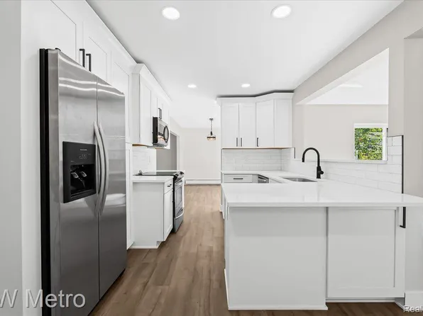 3935 Lawley Ave, Waterford, MI 48328