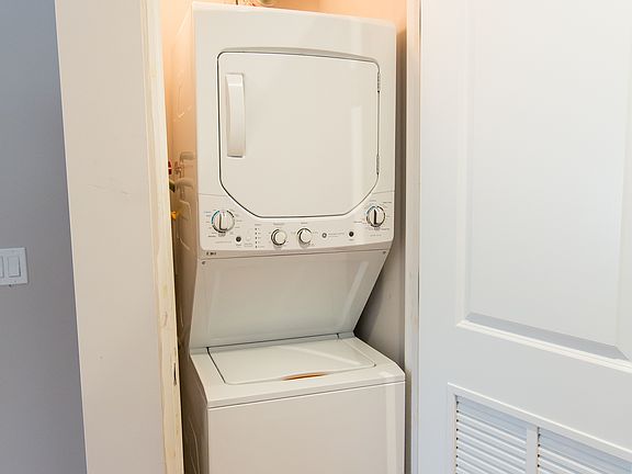 5th image of 928 W Oakdale Ave APT 2N