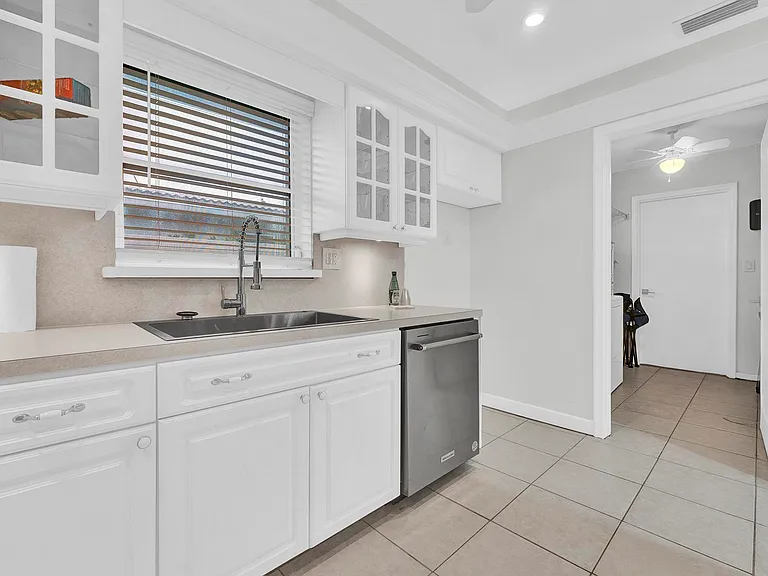 5921 NE 15th Ave — Photo 8