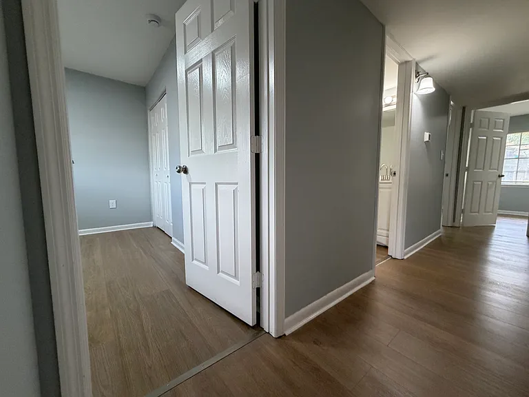 Fairfax Dr — Photo 18