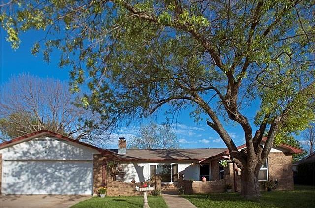 Wonderful family home on large, pretty lot, quiet street in desirable Lacy Lans neigbhorood, close to Marble Falls MS, HEB and so much more