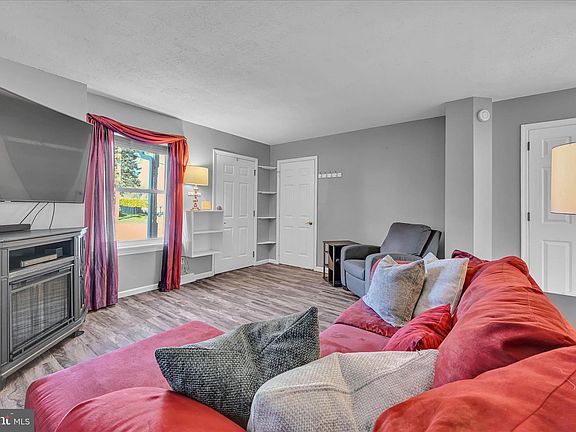 4th image of 98 Dohner St