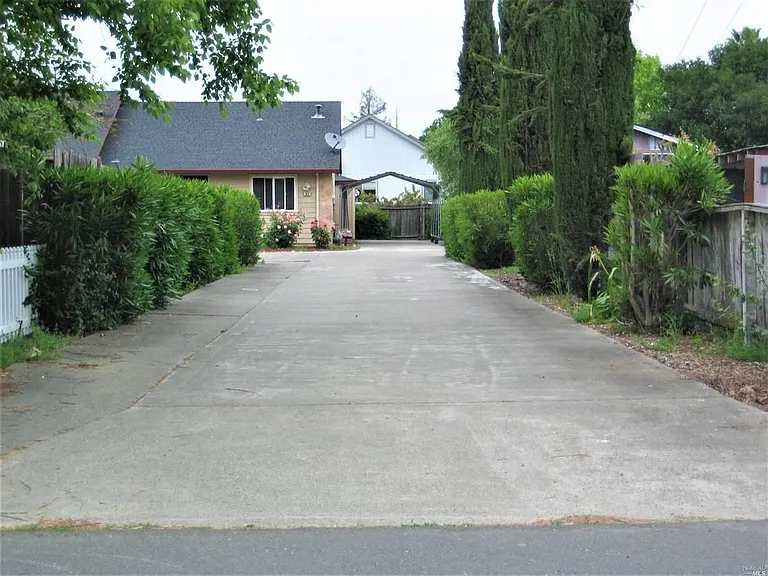 67 Cock Robin Ave — Photo 6