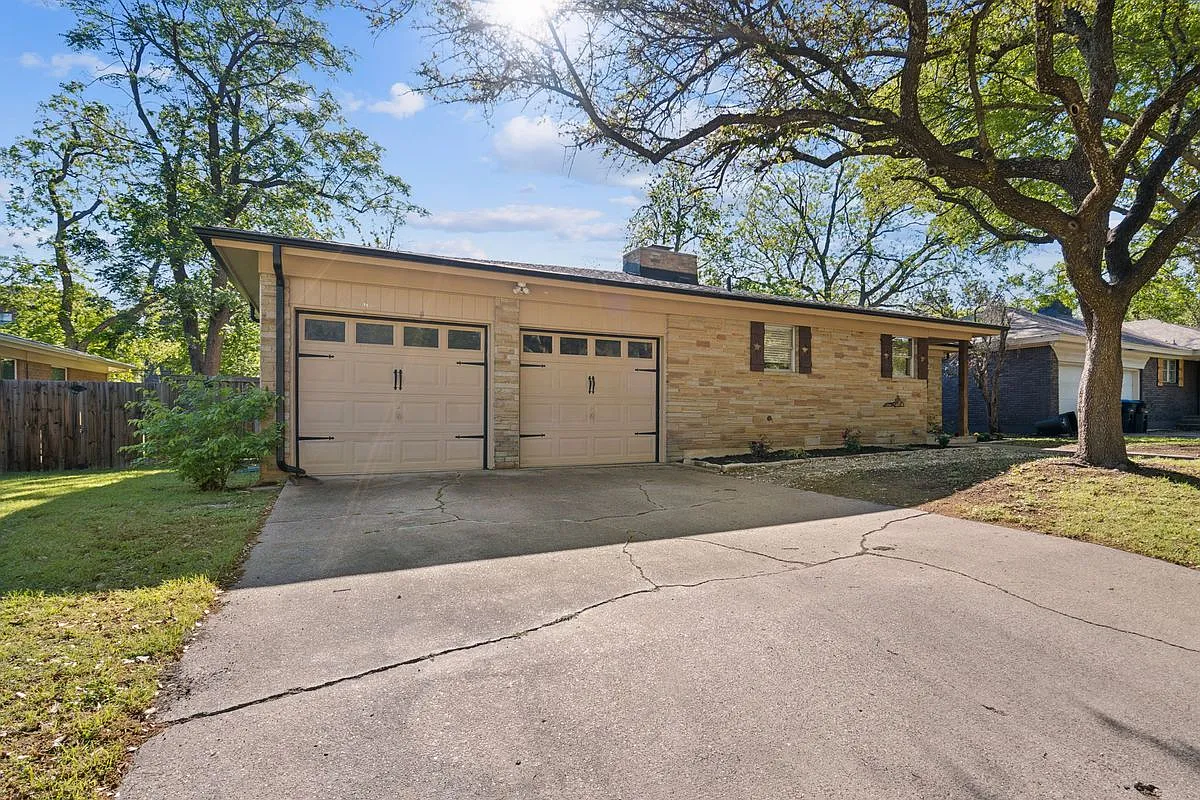 3 bed, 2.0 bath, 1660 sqft, $3,000 — Photo 3