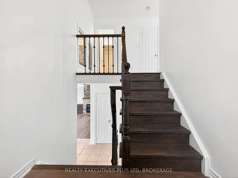 389 Wright Cres — Photo 16