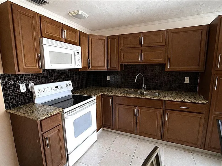 156 SW 47th Ter #1 — Photo 7