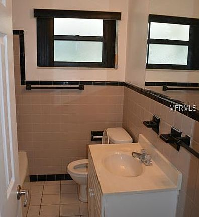 3rd image of 730 Avenue E SE