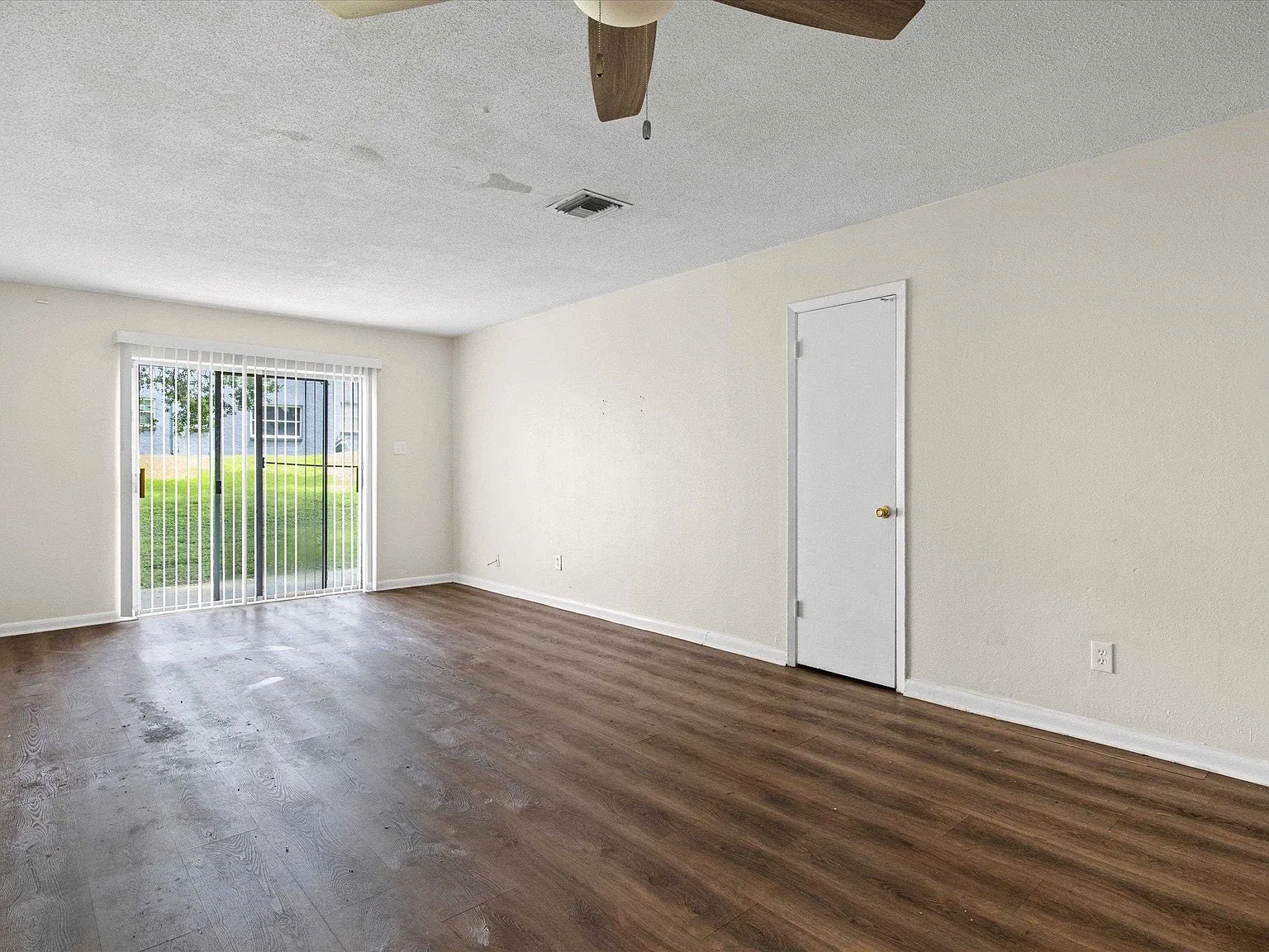 2 bed, 1.5 bath, 1112 sqft, $1,050 — Photo 4