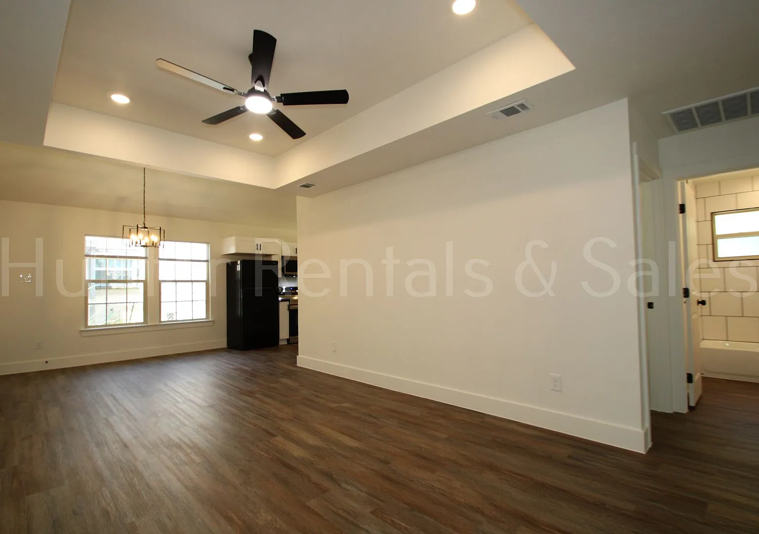 Newly Renovated 2-Bedroom Duplex — Photo 4