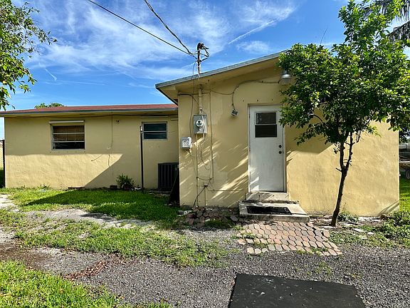 4th image of 2511 NE 192nd St