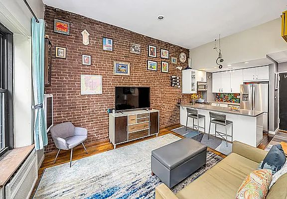 3rd image of 111 W 70th St APT 1