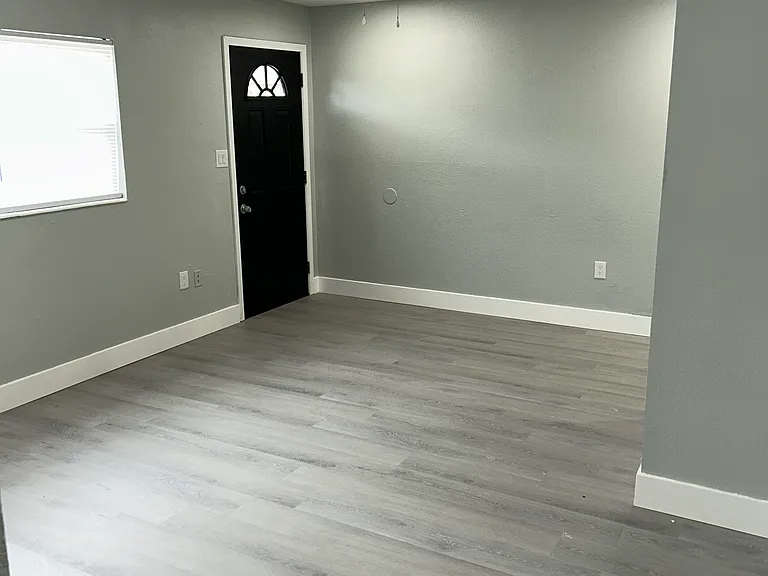 820 Ware Ave NE — Photo 2