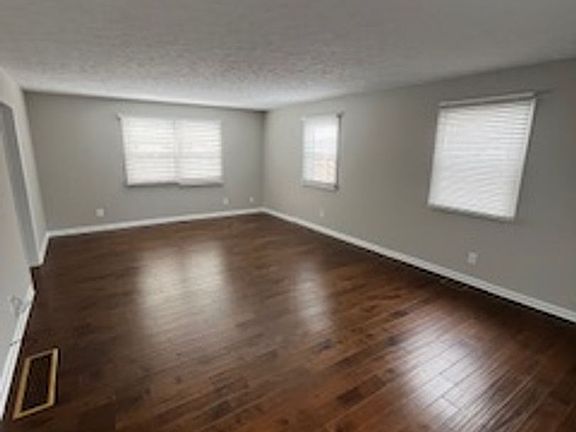 5th image of 2212 E Queens Way